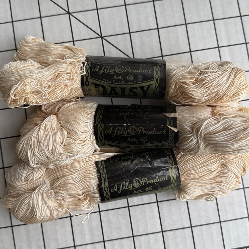 Lot/9 Vintage Daisy Lily Mercerized Crochet Cotton No 20 400 Yards White Thread - Picture 7 of 7